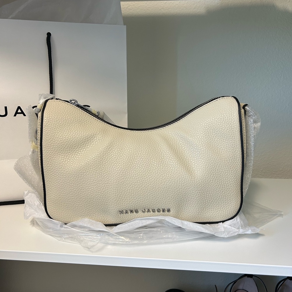 Marc Jacobs convertible shoulder hobo bag/purse with logo strap in marshmallow - Picture 4 of 12